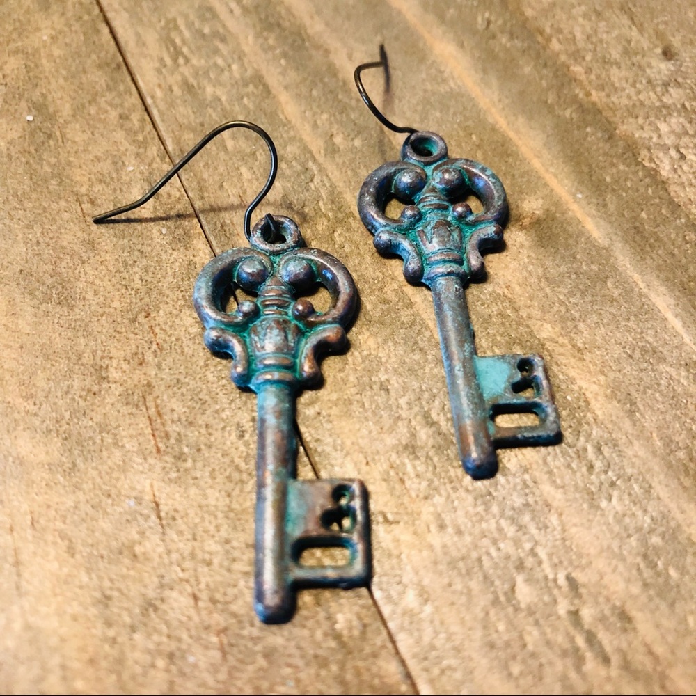 Handmade verdigris patina cute key dangle earrings - Picture 4 of 4